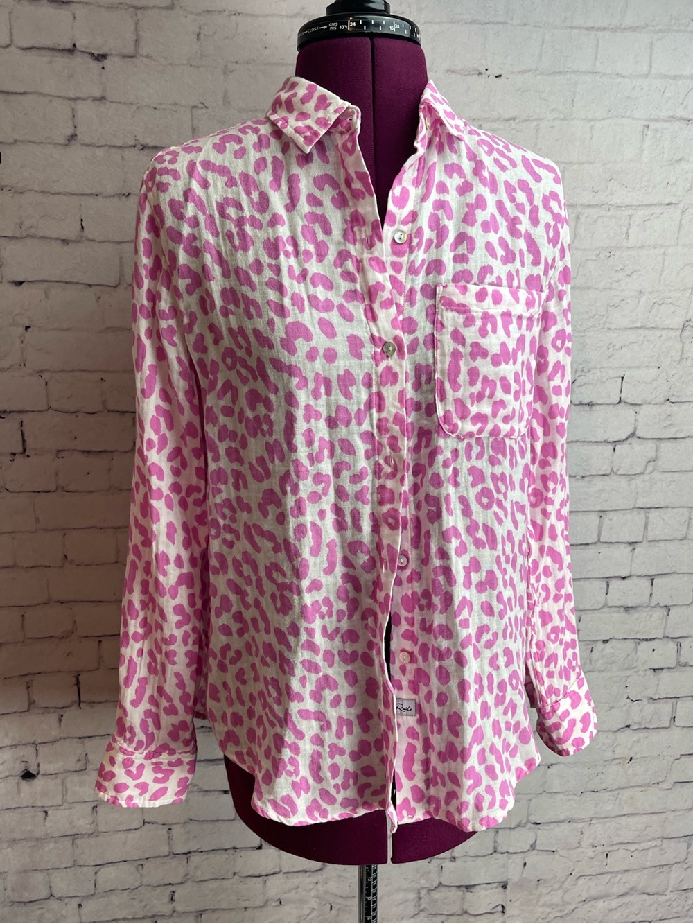 Rails size XS Ellis fuchsia jaguar print button down shirt organic Cotten